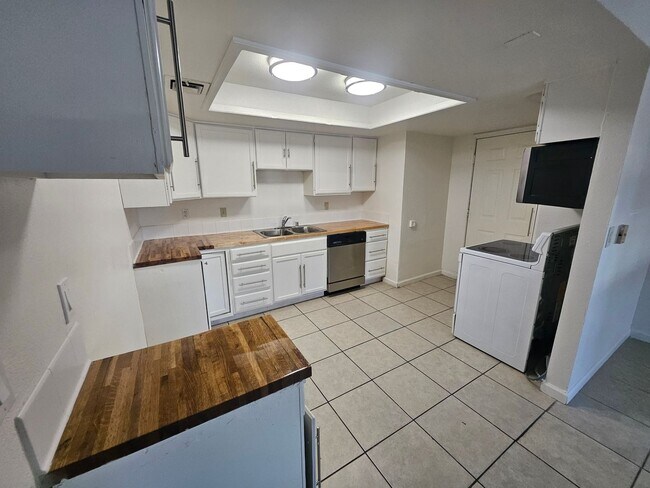 Building Photo - 4 BEDROOM HOUSE in Fort Mohave.