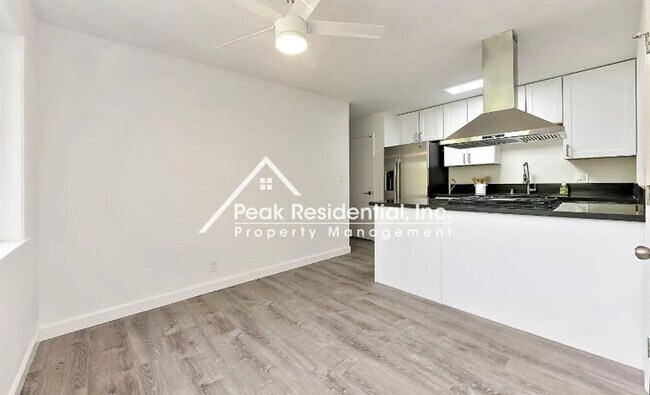 Building Photo - Updated 2bd/1ba Sacramento Duplex