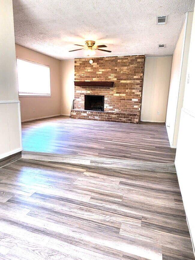 Building Photo - Updated 3/2/1 duplex in Northwest Lubbock.