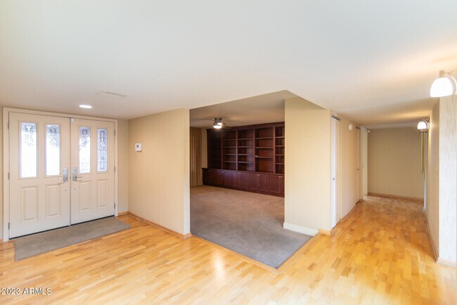 Building Photo - 2255 E Myrtle Ave