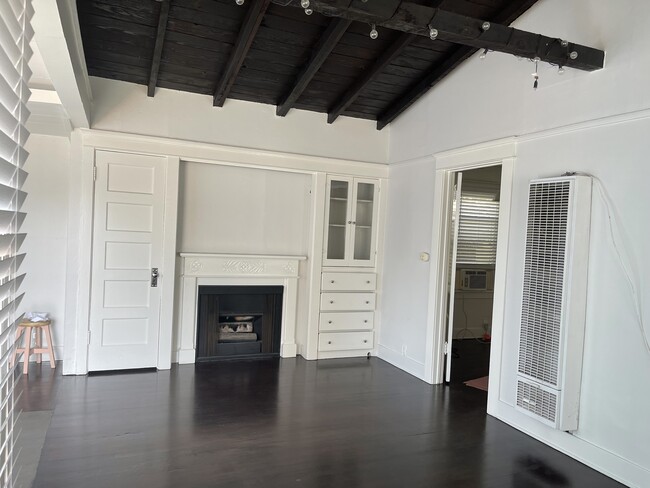 Building Photo - 402 N Venice Blvd