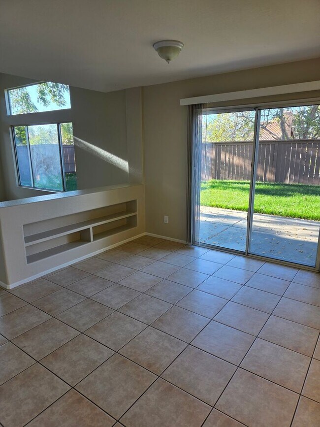 Foto del edificio - 4 Bedroom Home in Paloma del Sol. Fresh Pa...
