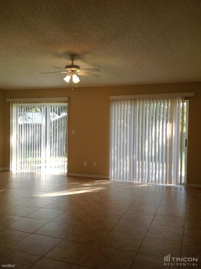 Building Photo - 1009 Jamaica Way