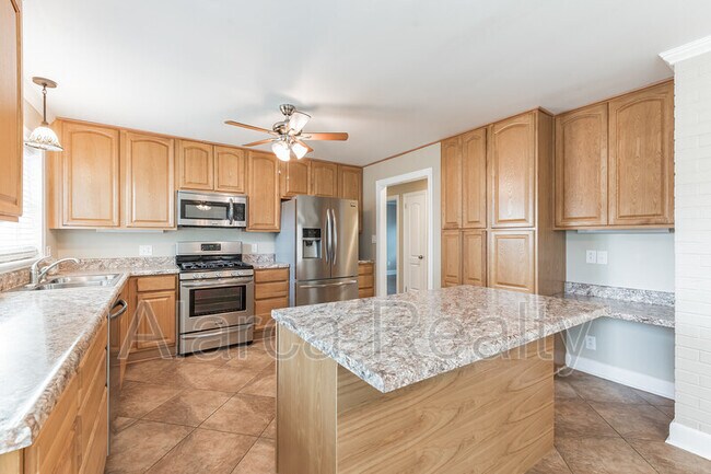 Building Photo - 83 Tulip Ave SW