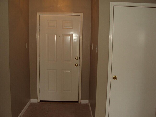 Foto del edificio - 7411 Village Lake Dr