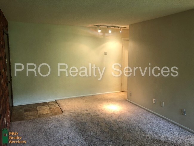 Building Photo - Two Bedroom 2nd floor Apartment!