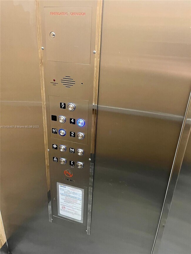 Foto del edificio - 8540 N Sherman Cir