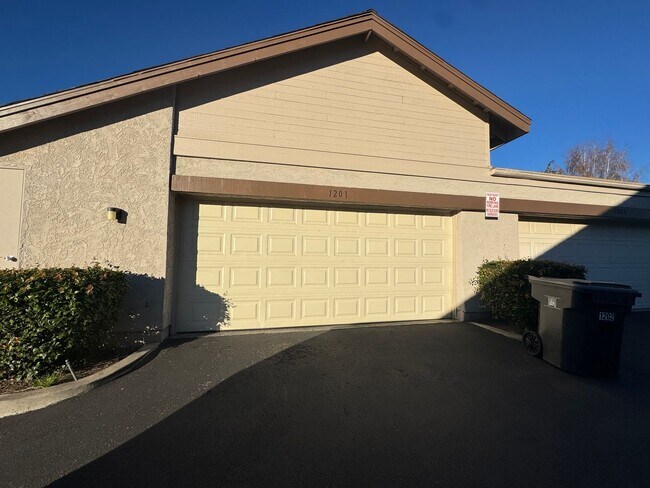 Foto del edificio - 1201 Greenstone Ln