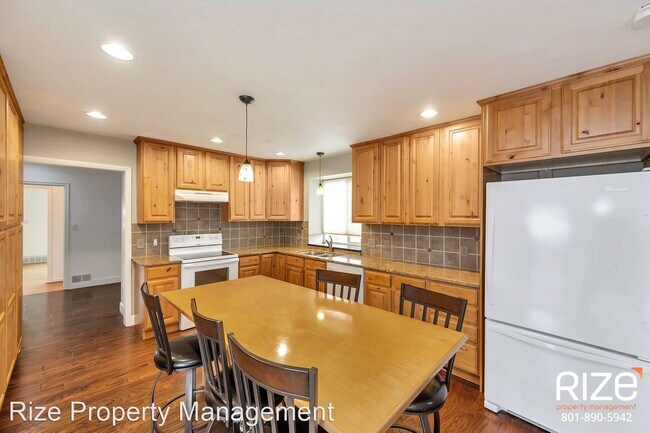 Building Photo - 4 br, 2 bath House - 229 E Leslie Ave