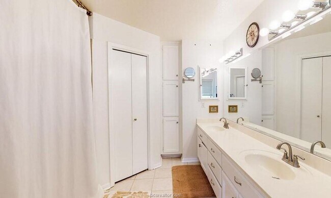 Building Photo - Available Now: 3 bed 2 bath