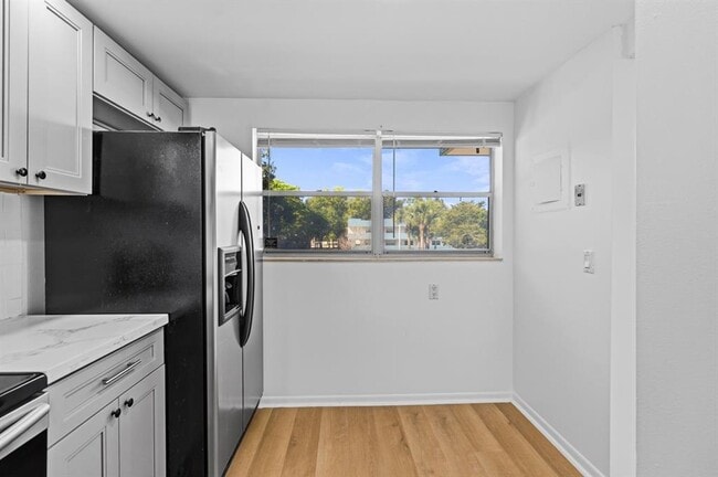 Foto del edificio - 6075 N Sabal Palm Blvd