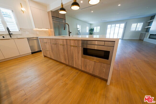 Foto del edificio - 19235 Strathern St