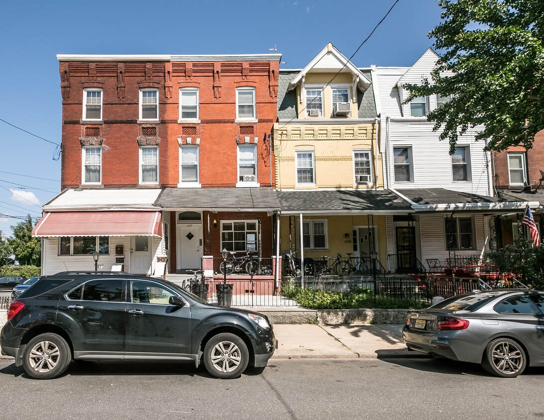 Bright, Third floor, 2-bedroom apartment close to Drexel University. Recently updated and includes new oak flooring, granite counters and views of the Art Museum, Boat House Row and the Schuylkill River. High ceilings, many windows, central air, separate utilities, washer and dryer (coin operated... - 637 North 32nd Street