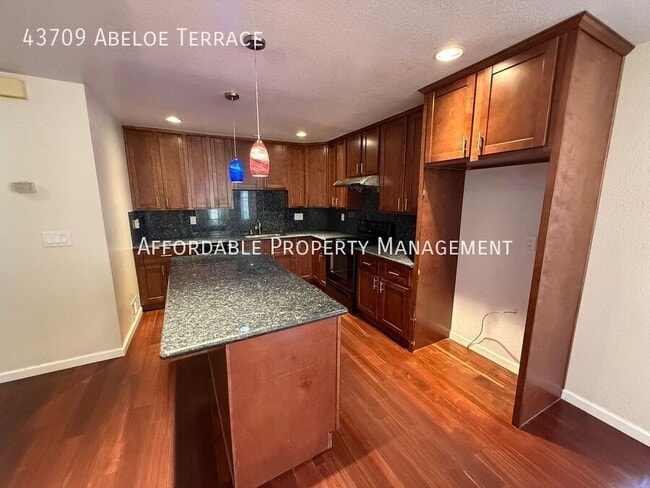 Building Photo - 43709 Abeloe Terrace