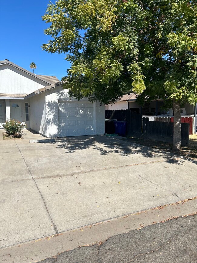 Foto del edificio - 1004 Trinity Ave