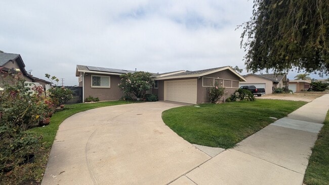 Foto del edificio - Emerald Hills Home with Garage