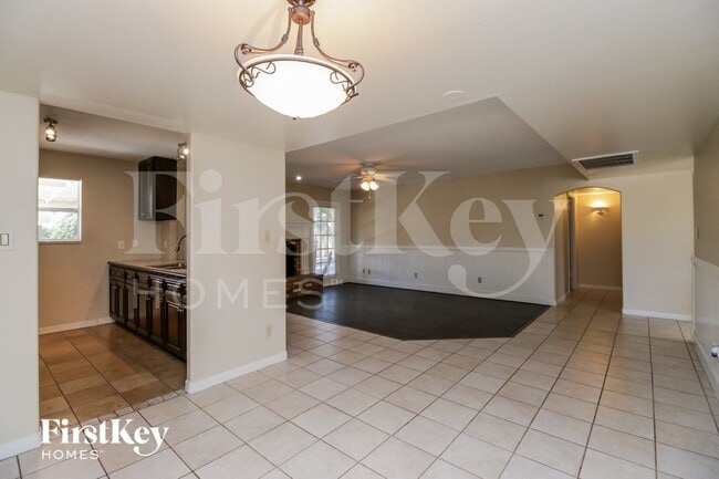 Building Photo - 813 E Todd Dr