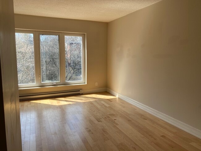 Building Photo - 221 Kenilworth Av