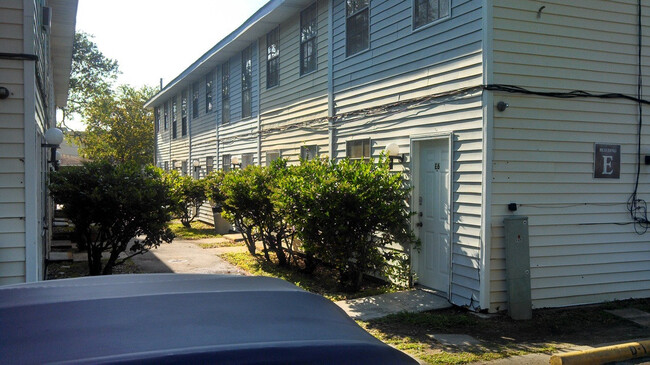 Building Photo - River Oaks Apartment Complex