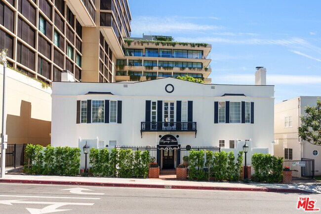 Building Photo - 1014 N Doheny Dr