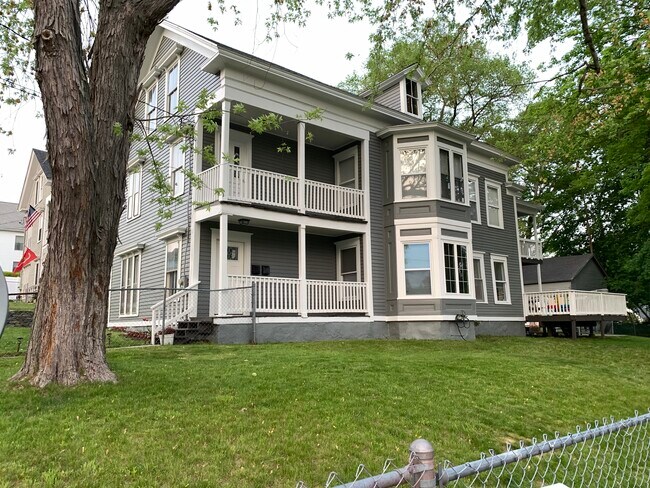 Main Entrance/yard - 28 Center St