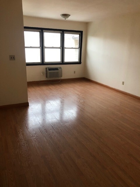 Living/Dining Area - 310 70th St