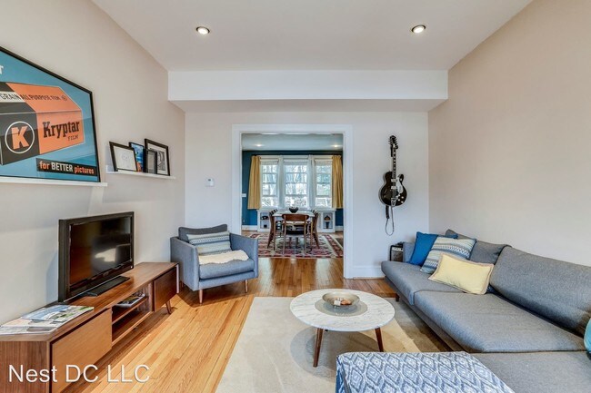 Foto del edificio - 2637 Woodley Pl NW
