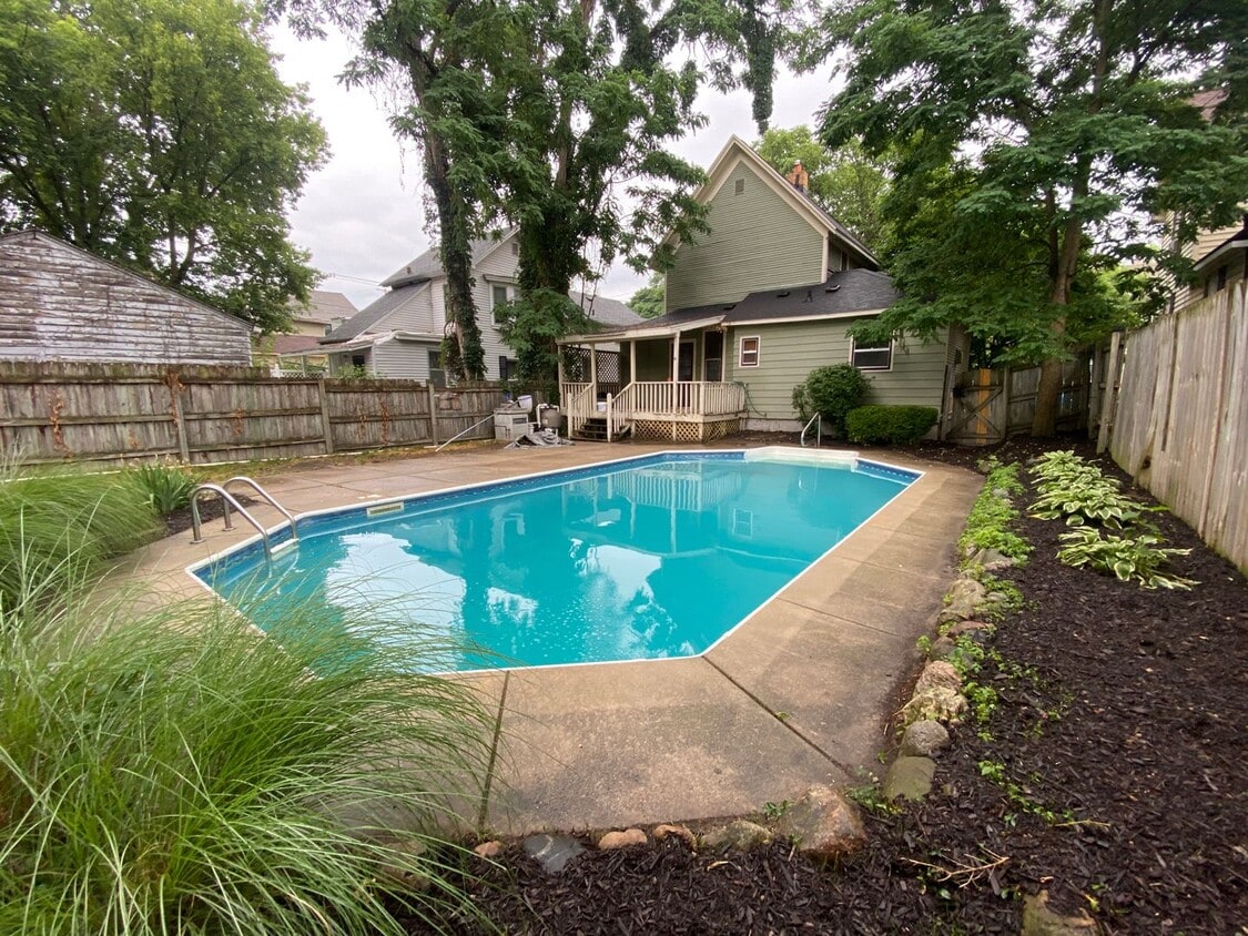 Primary Photo - 23 Grand NE - SWIMMING POOL!!!