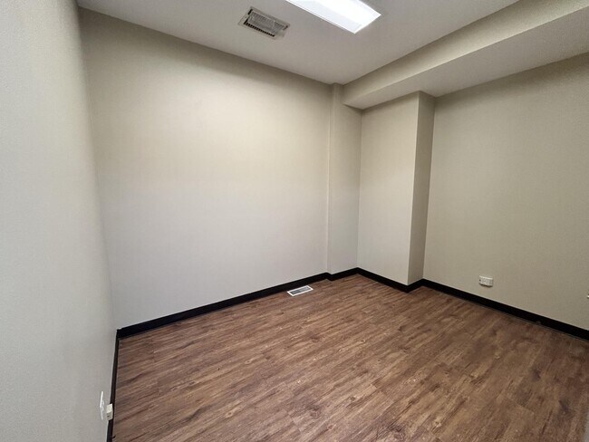Foto del edificio - 4956 W Irving Park Rd