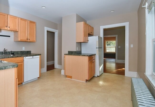 Building Photo - 392 Reedsdale Rd