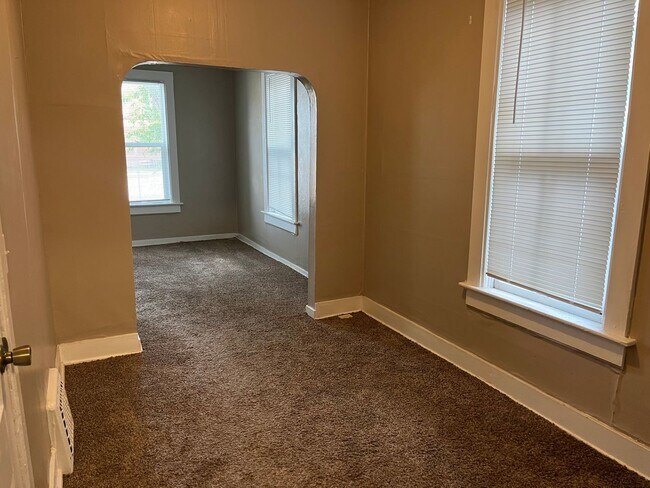 Foto del edificio - 319 E Main St