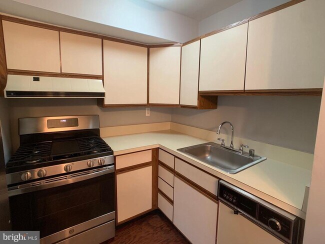 Building Photo - 4406 Falls Bridge Dr