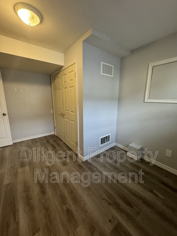 Building Photo - 588 Howden St