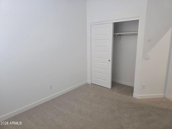 Foto del edificio - 24050 W Flores Dr
