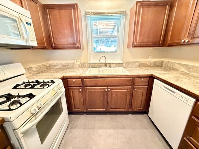 Building Photo - Ideal For Student Housing