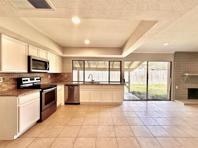 Foto del edificio - 5818 Evening Shadows Ln