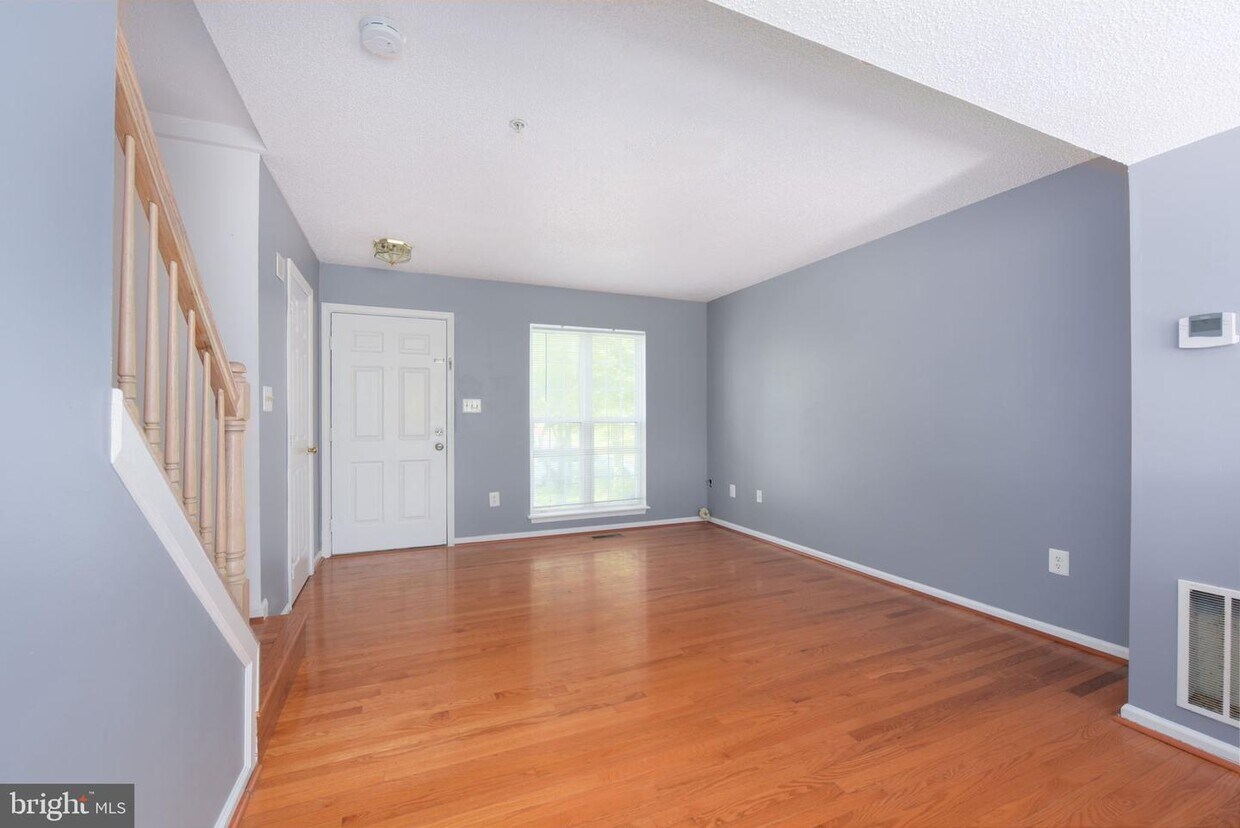 Primary Photo - 2407 Golders Green Ct