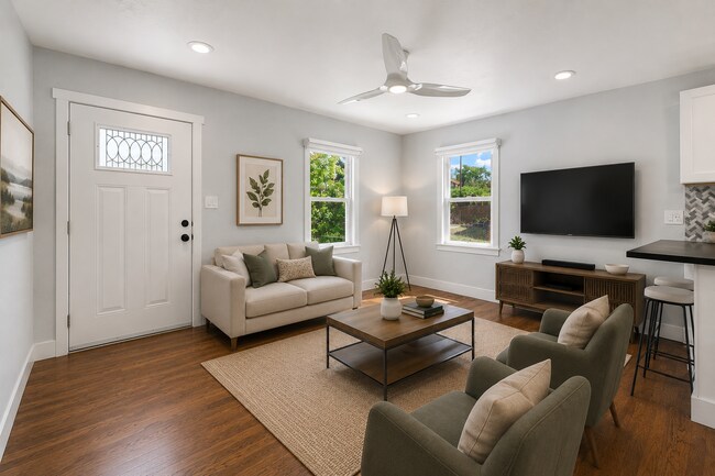 Foto del edificio - $2,190.95 with $300 off the first month's rent, 2 Beds - 1 Bath, Single Family Home in Denver wit...