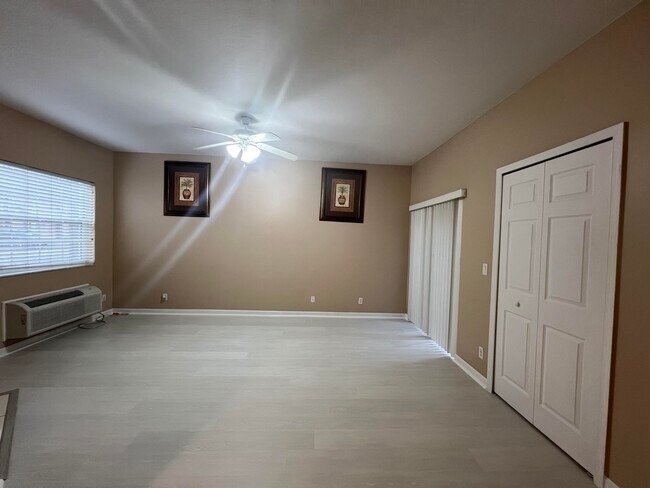 Foto del edificio - 8321 Mulligan Cir