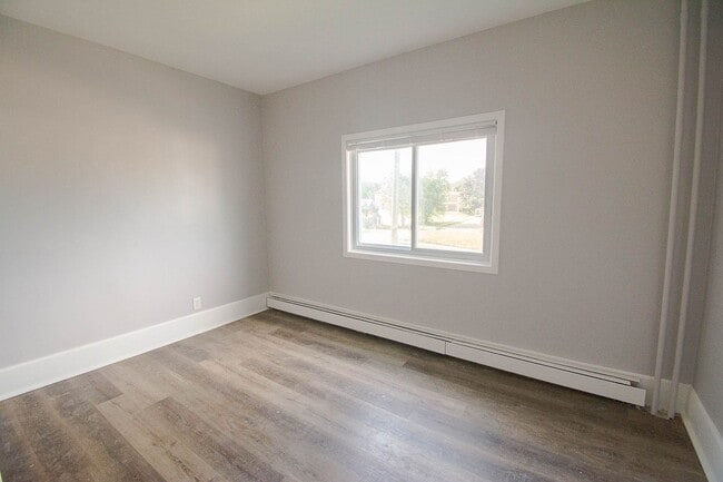 Building Photo - 836 S Newton Ave