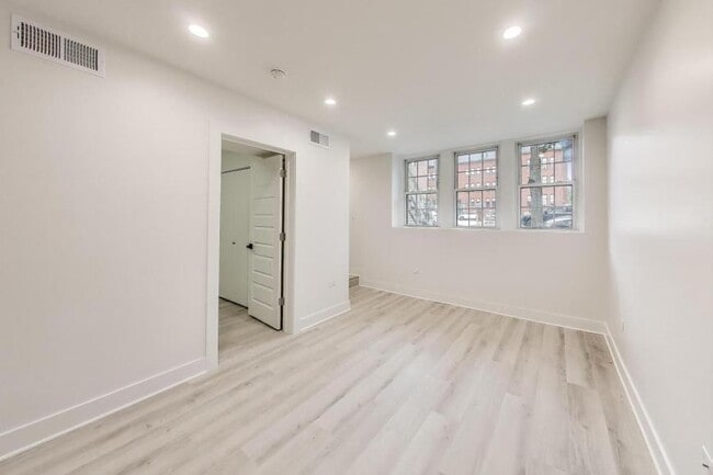 Building Photo - 3 bedroom in Chicago IL 60657