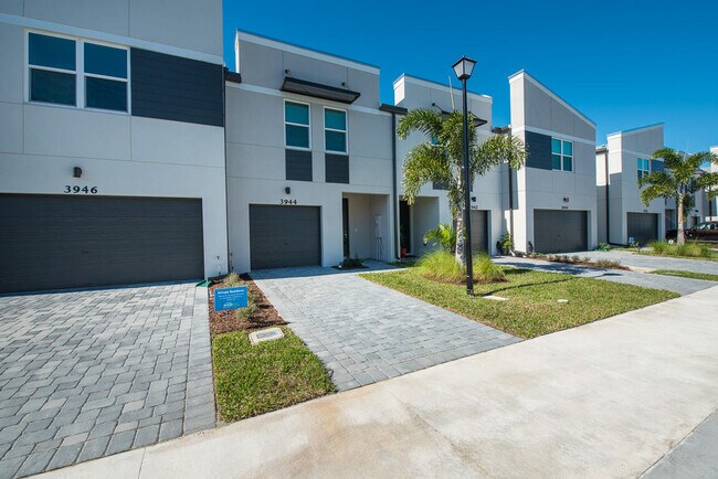 Building Photo - 3944 SE Caladium Ct