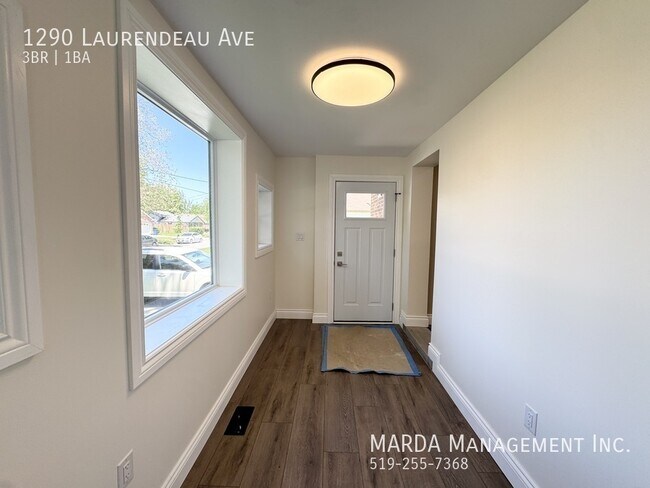 Photo du bâtiment - BRAND NEW RENO 3 BED/1 BATH HOME EAST WINDSOR + UTILITIES!