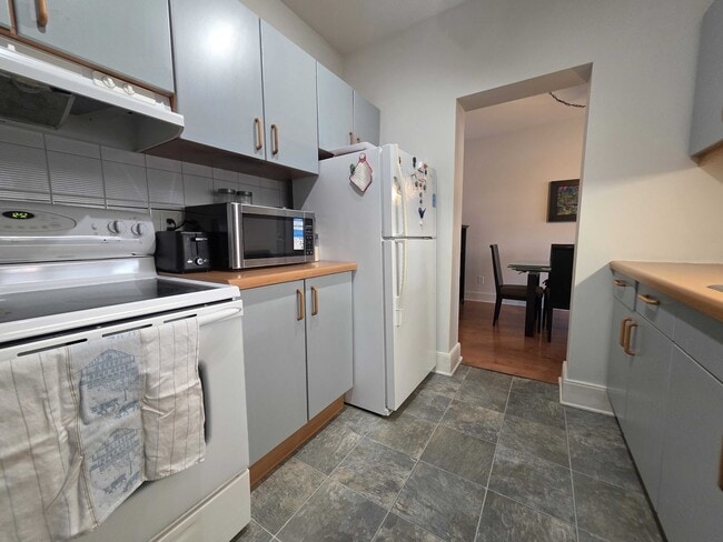 Building Photo - 2 Bay St