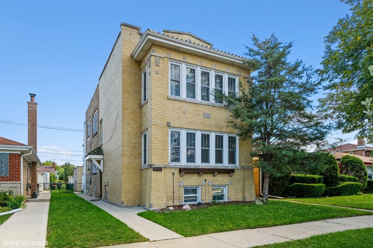 7535 N Ave Unit 1, Skokie, IL 60076 Room for Rent in Skokie