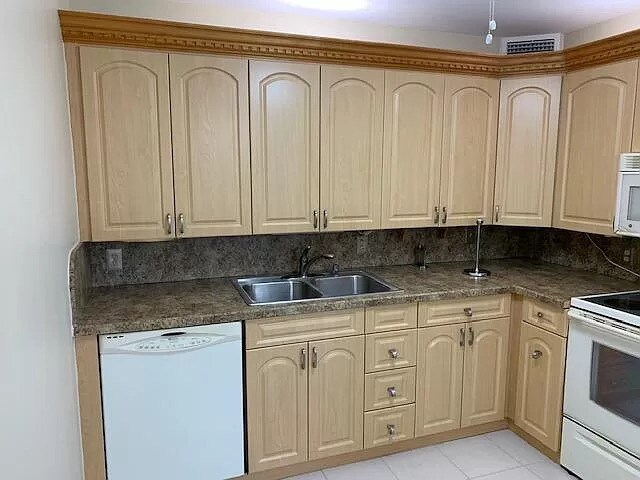 Kitchen - 4025 Newcastle B