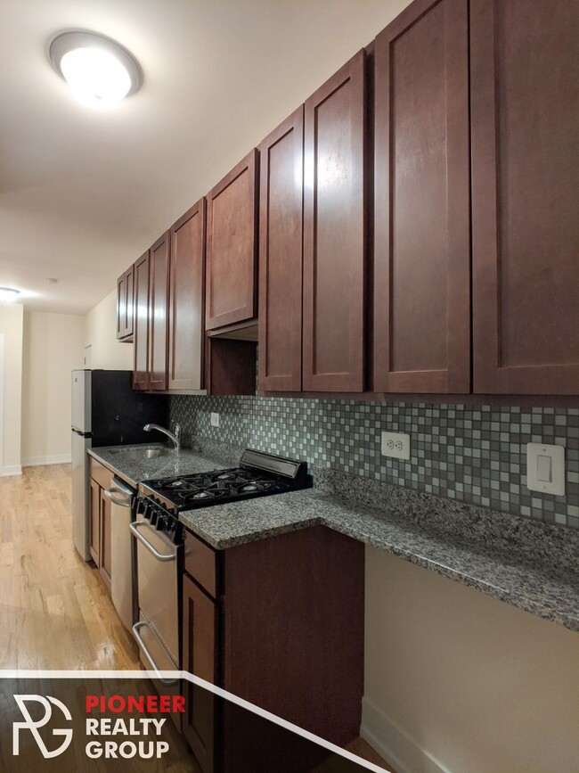 Building Photo - 951 W Cornelia Ave