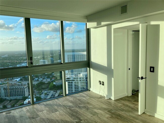 Foto del edificio - 650 NE 32nd St