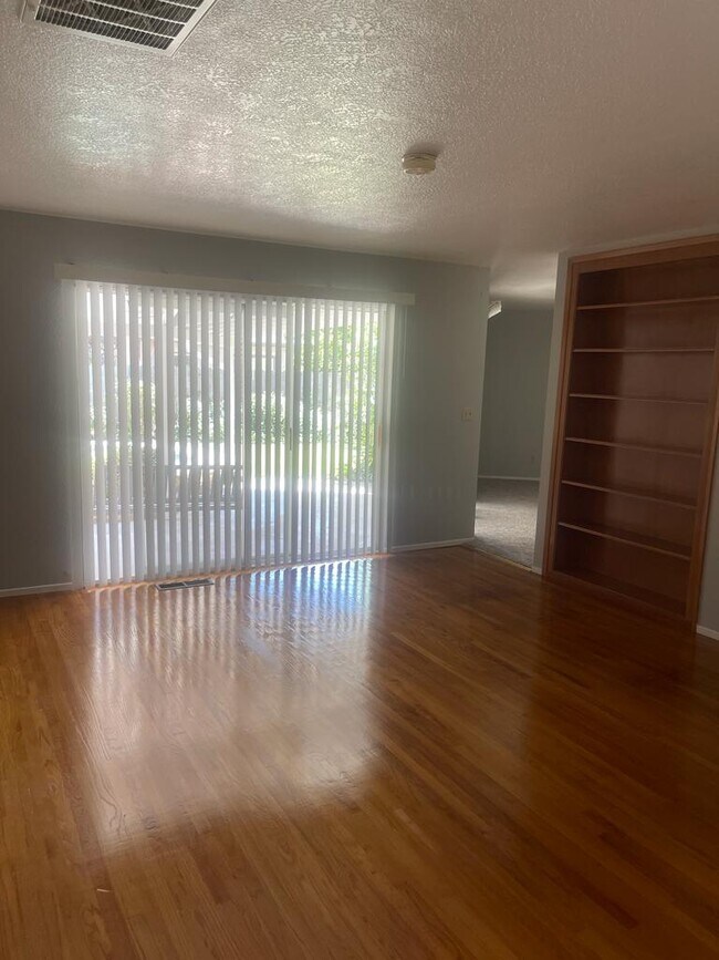 Foto del edificio - 1004 Wellington Dr