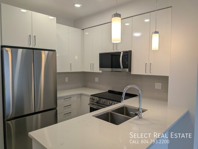 Building Photo - 33886 Pine St